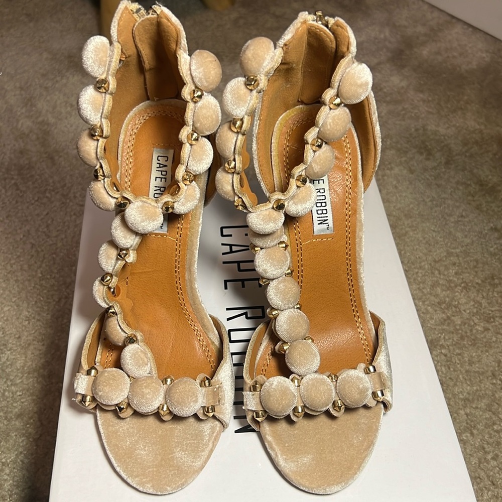 Size 6 - Picture 1 of 3